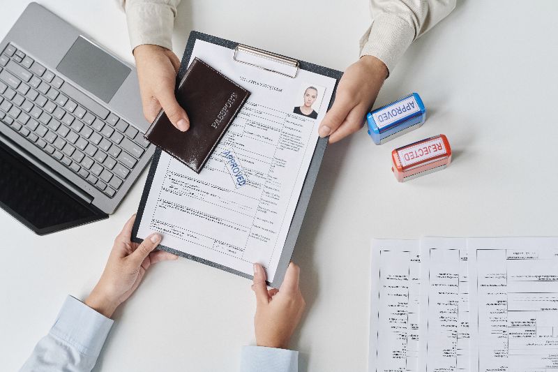 Dokumentai, pasas ir kompiuteris, naudojami EUSS statusui, evidence ir share code patikrai UK